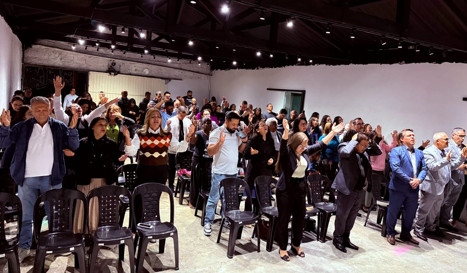 Comunidade reunida em culto